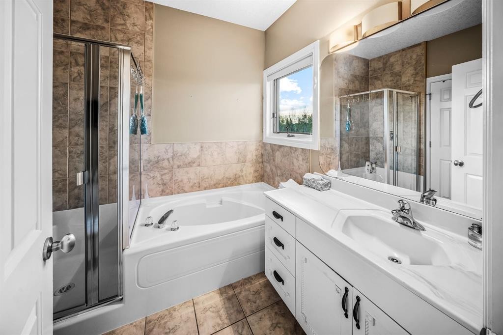 40 Blueridge Bay, Rural Rocky View County, AB - Indoor Photo Showing Bathroom