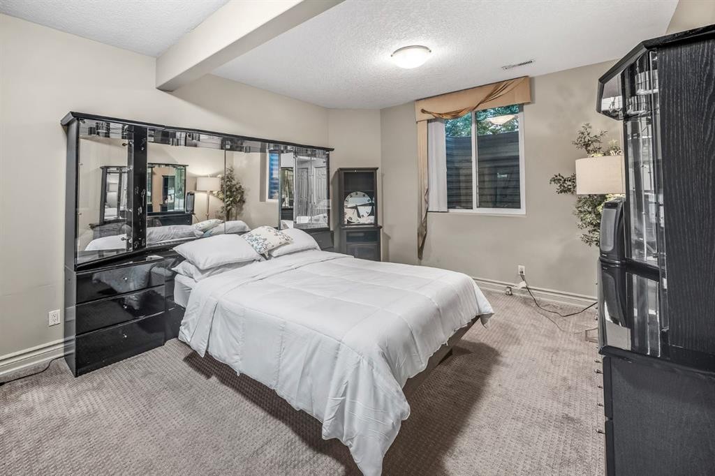 40 Blueridge Bay, Rural Rocky View County, AB - Indoor Photo Showing Bedroom