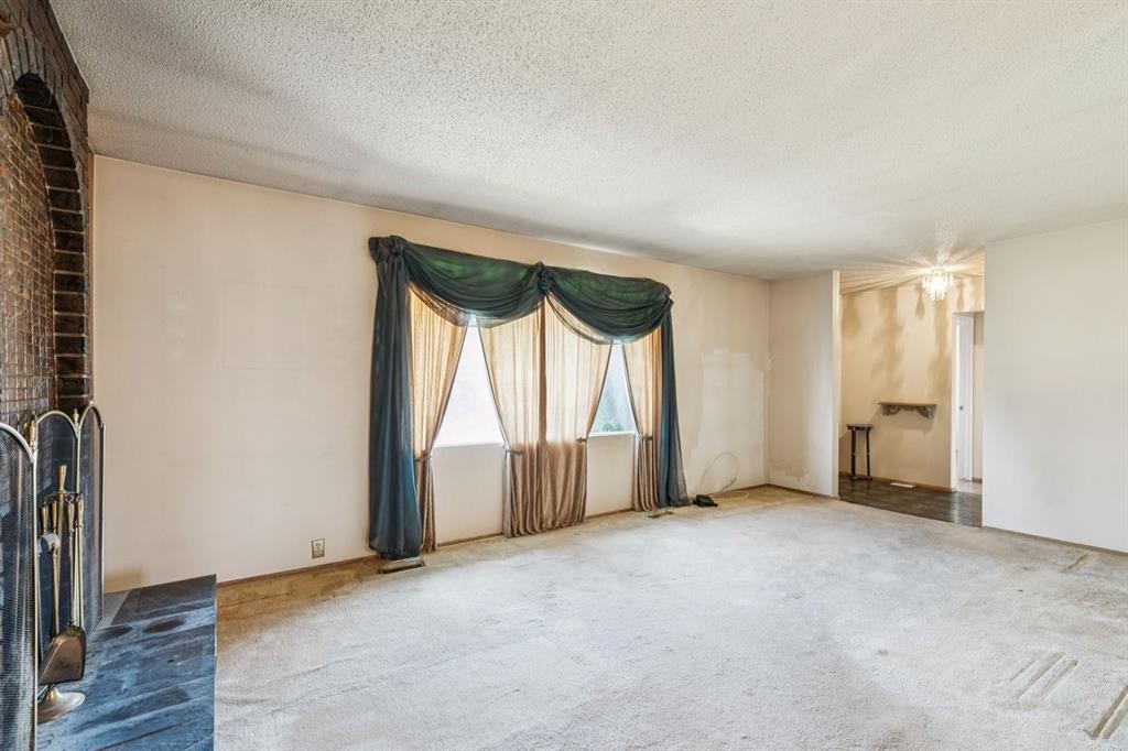 1132 Hunterston Hill Nw, Calgary, AB - Indoor Photo Showing Other Room