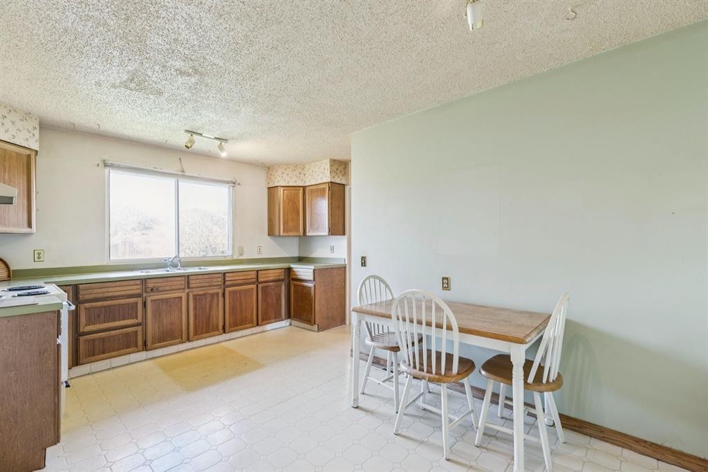 1132 Hunterston Hill Nw, Calgary, AB - Indoor
