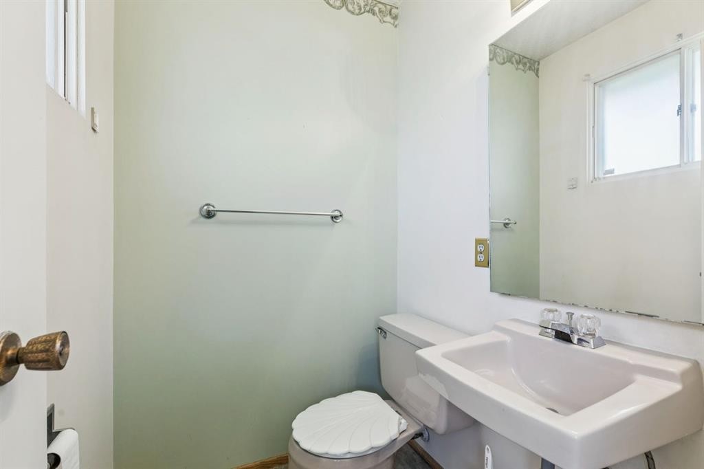 1132 Hunterston Hill Nw, Calgary, AB - Indoor Photo Showing Bathroom