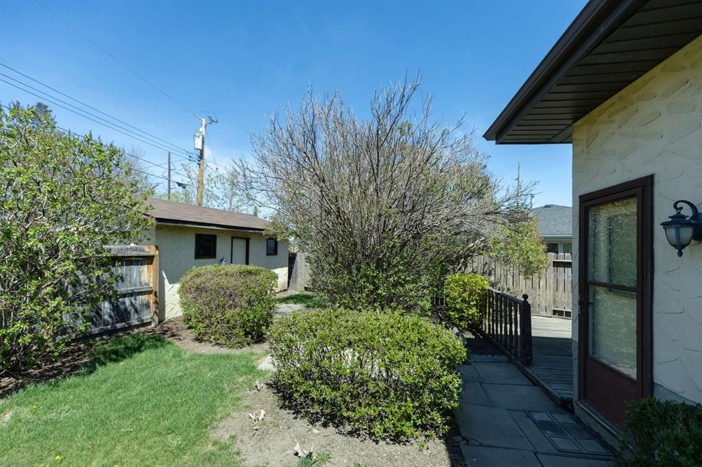 1132 Hunterston Hill Nw, Calgary, AB - Outdoor