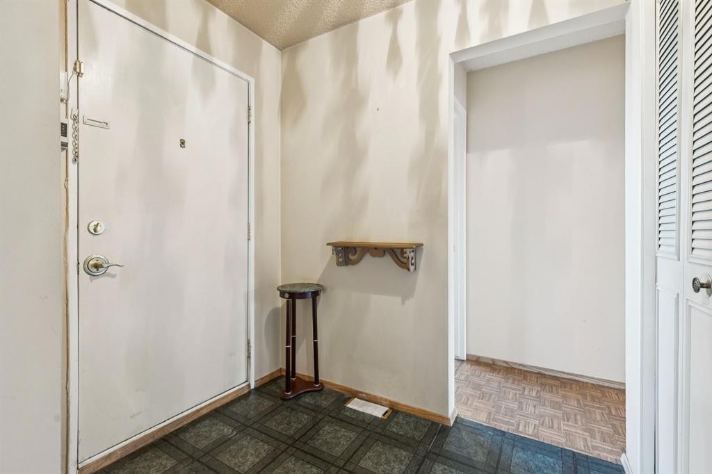 1132 Hunterston Hill Nw, Calgary, AB - Indoor Photo Showing Other Room