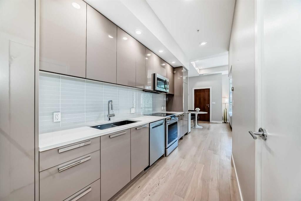 2105-1234 5 Avenue Nw, Calgary, AB - Indoor Photo Showing Kitchen With Double Sink With Upgraded Kitchen