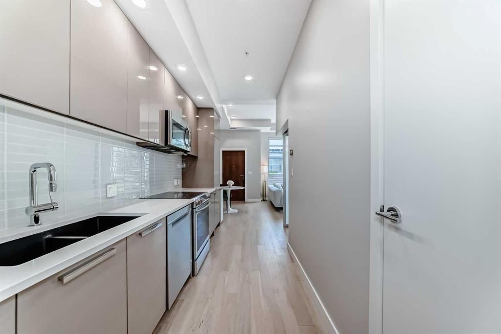 2105-1234 5 Avenue Nw, Calgary, AB - Indoor Photo Showing Kitchen With Double Sink With Upgraded Kitchen
