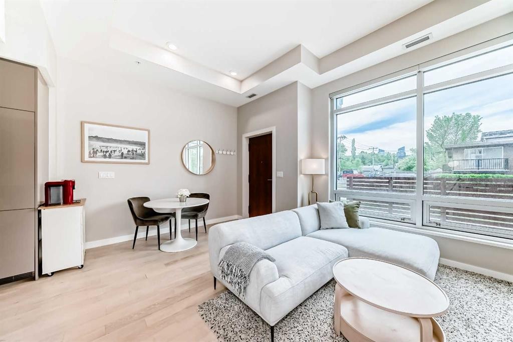 2105-1234 5 Avenue Nw, Calgary, AB - Indoor Photo Showing Living Room
