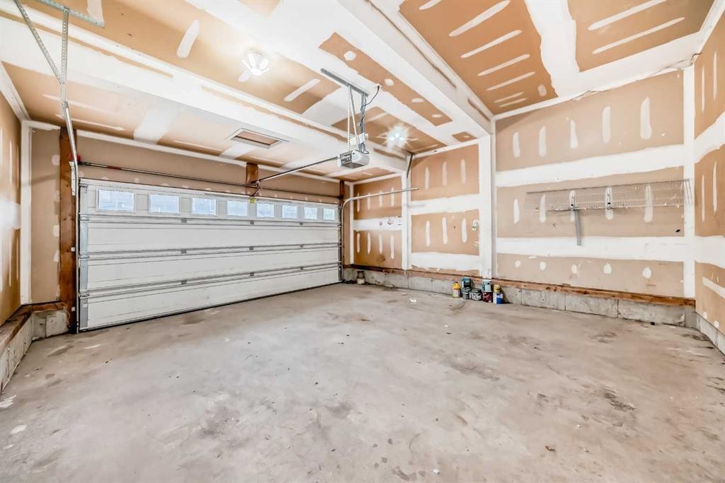 114 Autumn Circle Se, Calgary, AB - Indoor Photo Showing Garage