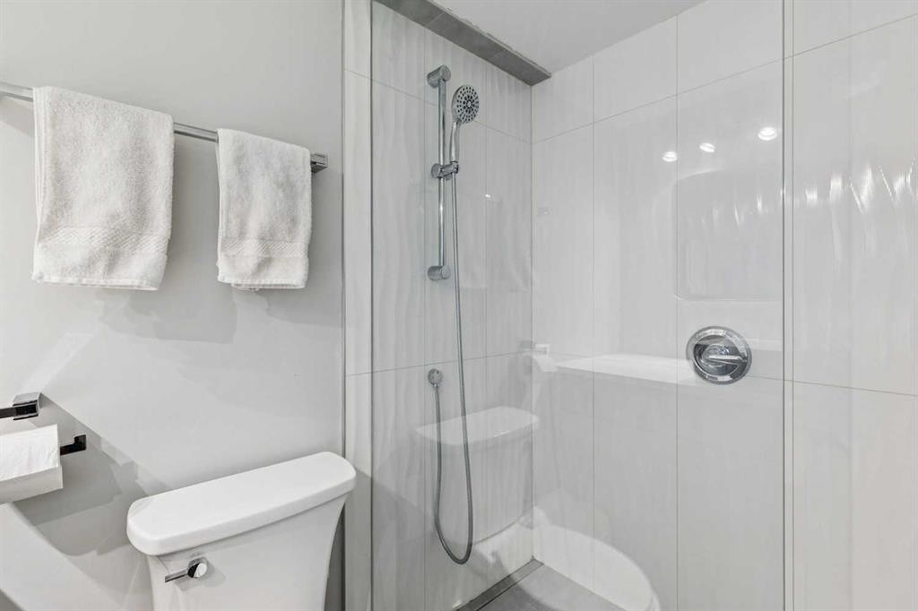 511-535 8 Avenue Se, Calgary, AB - Indoor Photo Showing Bathroom