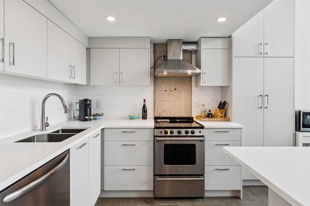 511-535 8 Avenue Se, Calgary, AB - Indoor Photo Showing Kitchen With Double Sink With Upgraded Kitchen