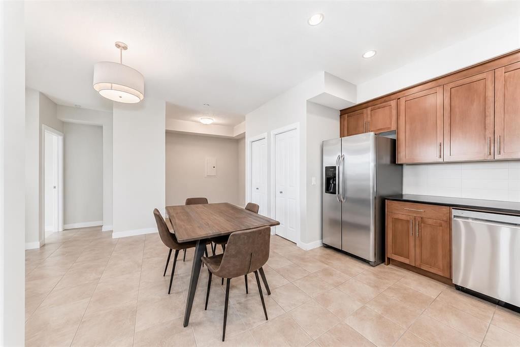 210-1005A Westmount Drive, Strathmore, AB - Indoor Photo Showing Kitchen