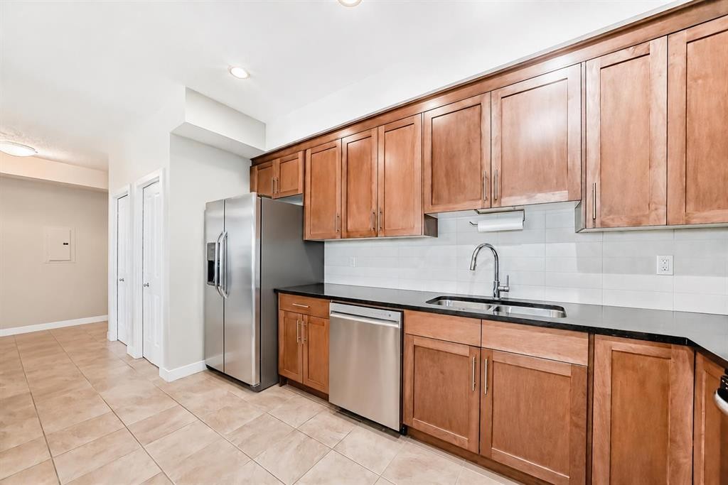 210-1005A Westmount Drive, Strathmore, AB - Indoor Photo Showing Kitchen With Double Sink