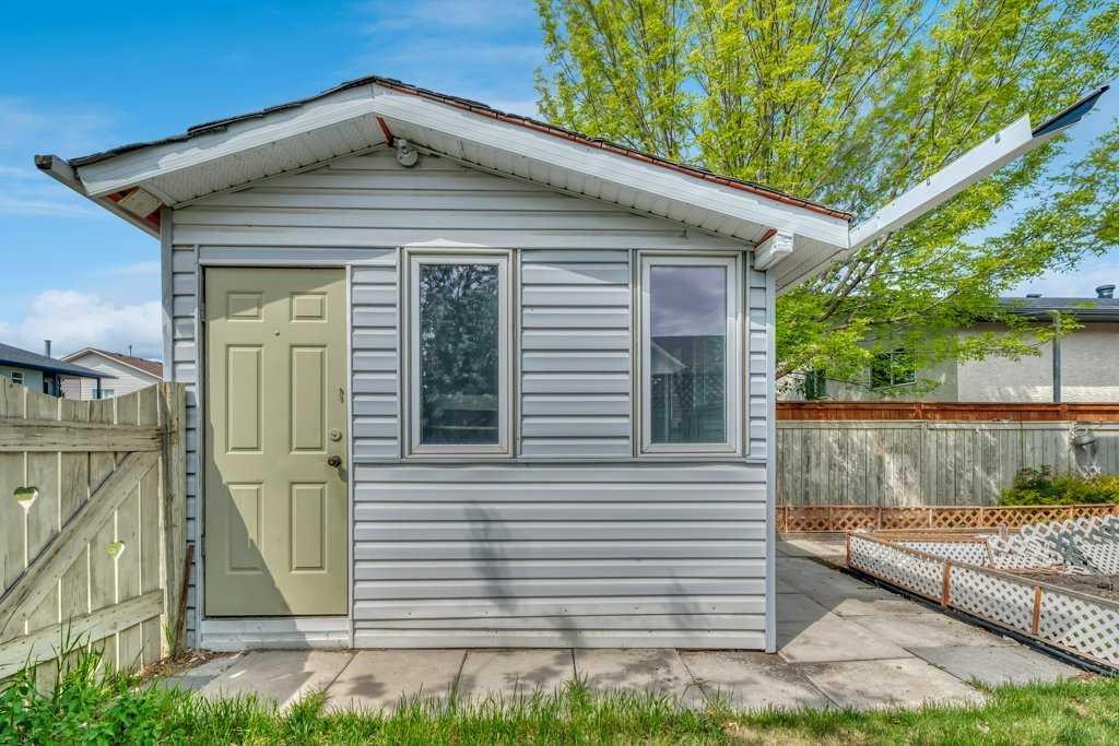 312 Strathaven Drive, Strathmore, AB - Outdoor With Exterior