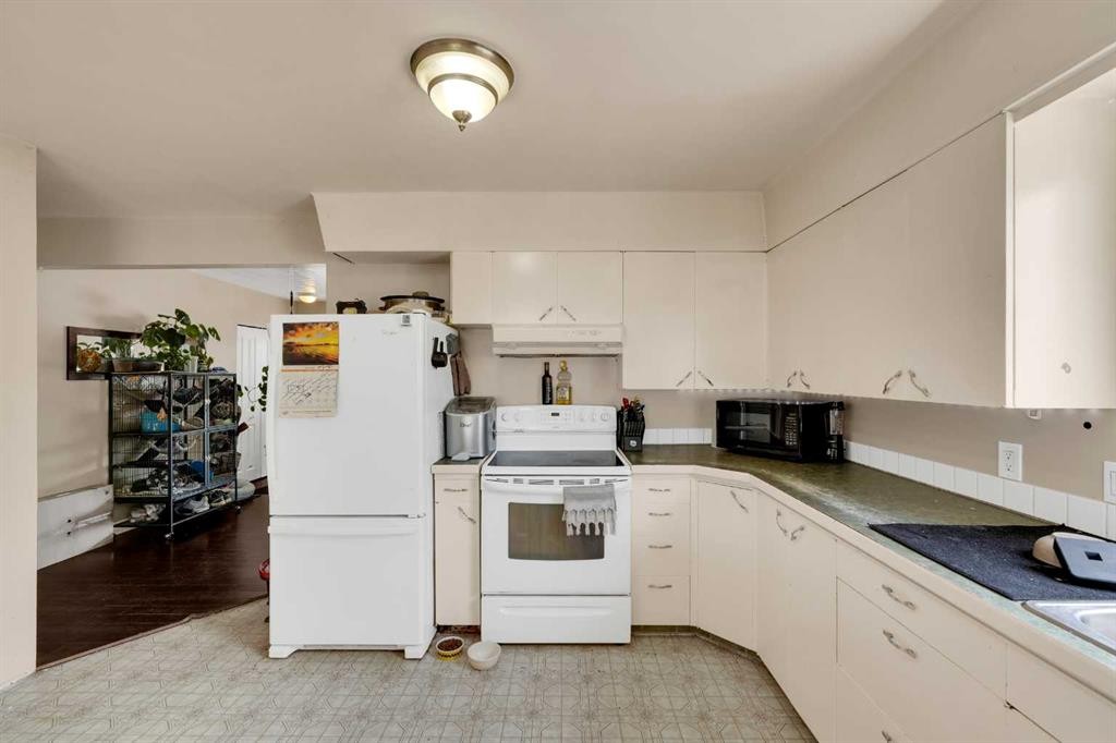 314 Bruce Avenue, Carbon, AB - Indoor Photo Showing Kitchen