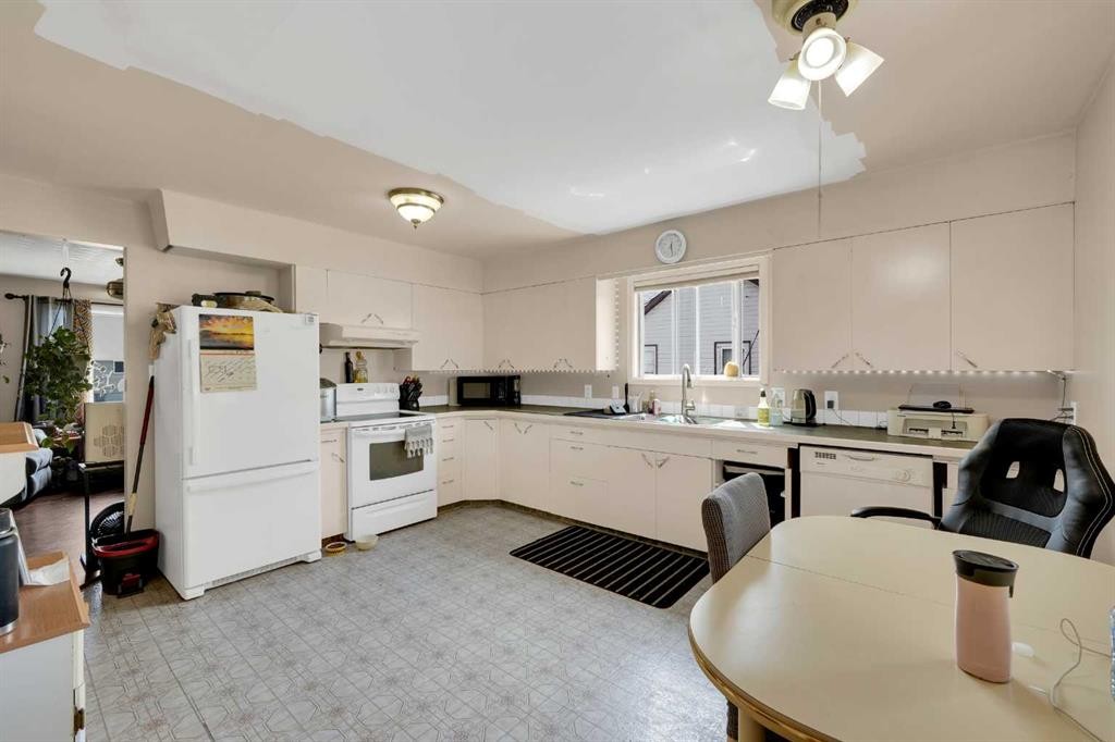 314 Bruce Avenue, Carbon, AB - Indoor Photo Showing Kitchen
