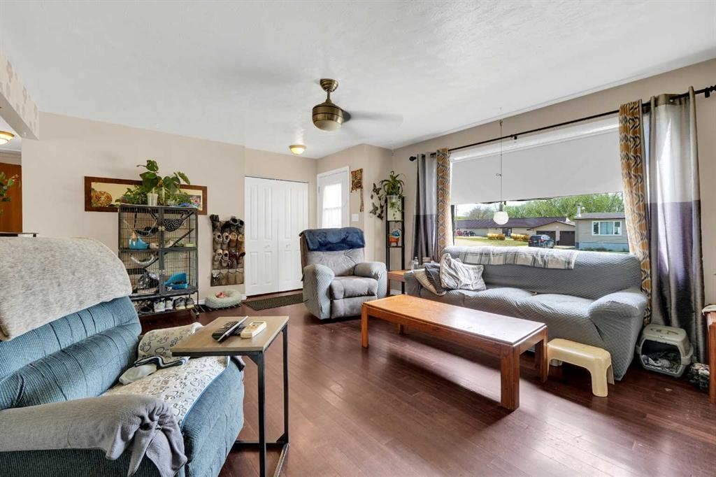 314 Bruce Avenue, Carbon, AB - Indoor Photo Showing Living Room