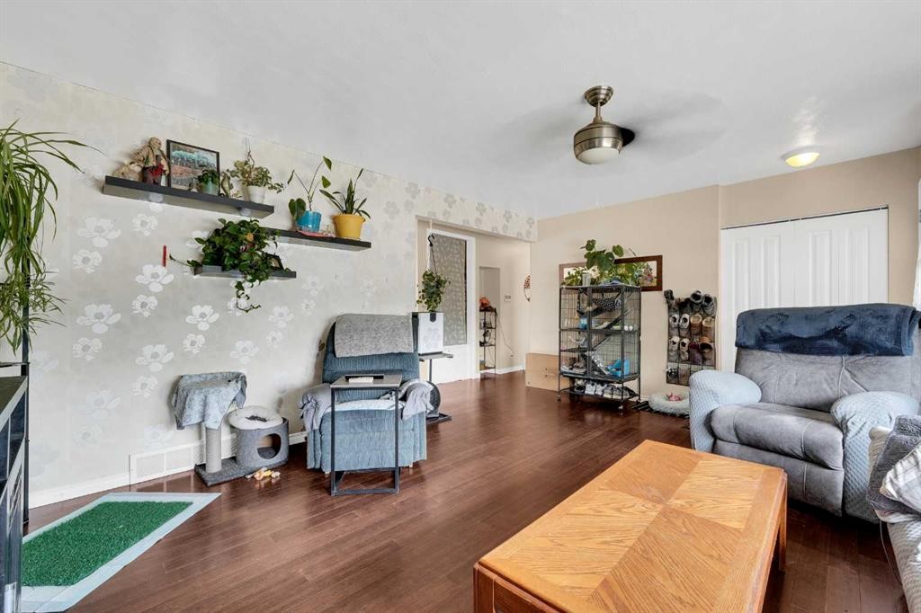 314 Bruce Avenue, Carbon, AB - Indoor Photo Showing Living Room