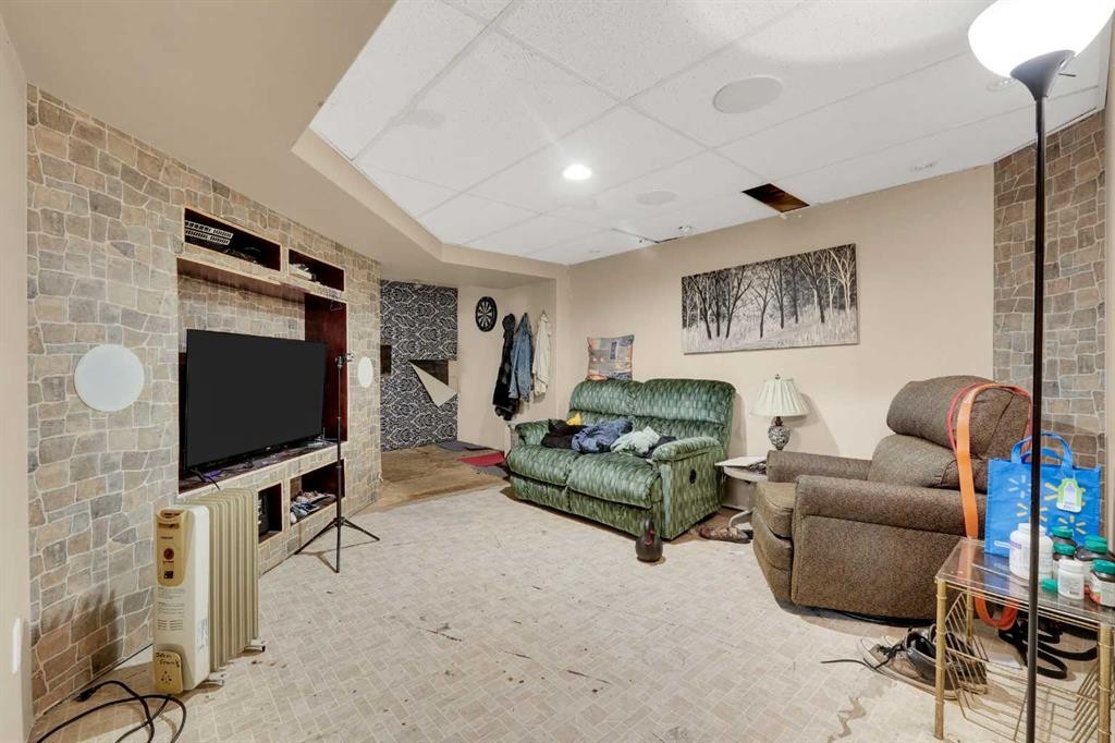 314 Bruce Avenue, Carbon, AB - Indoor