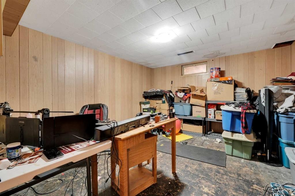 314 Bruce Avenue, Carbon, AB - Indoor