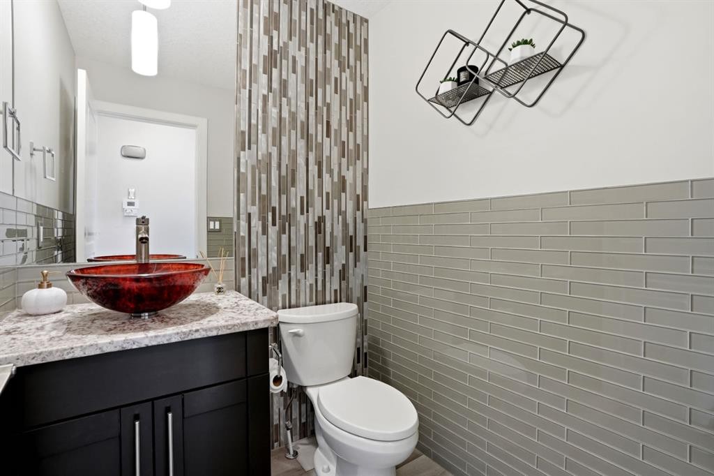 105 Cranridge Heights Se, Calgary, AB - Indoor Photo Showing Bathroom