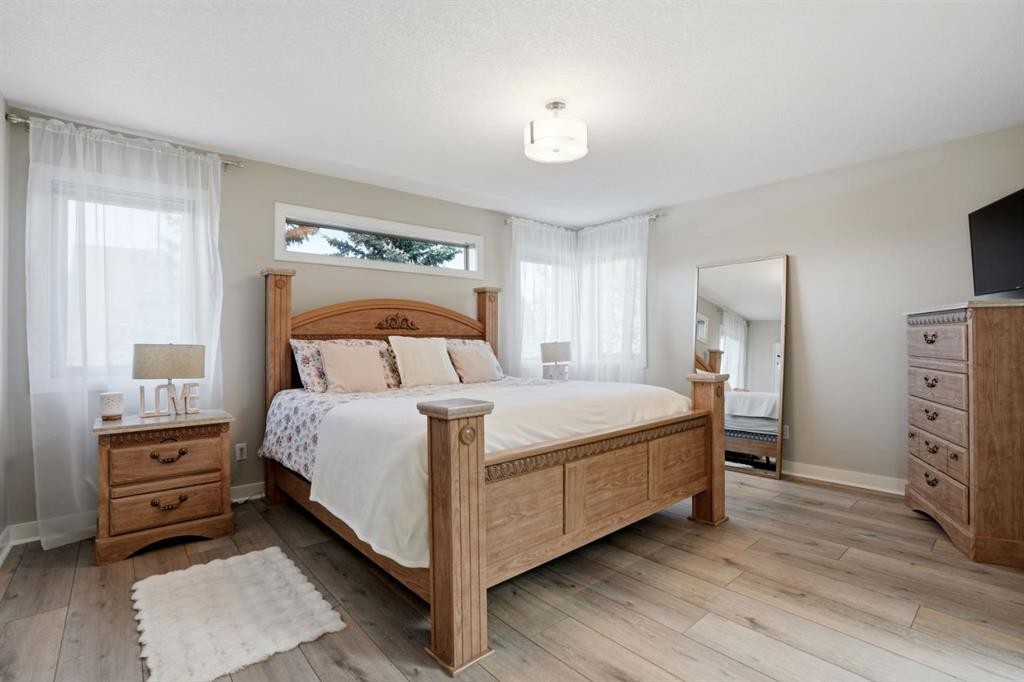 105 Cranridge Heights Se, Calgary, AB - Indoor Photo Showing Bedroom