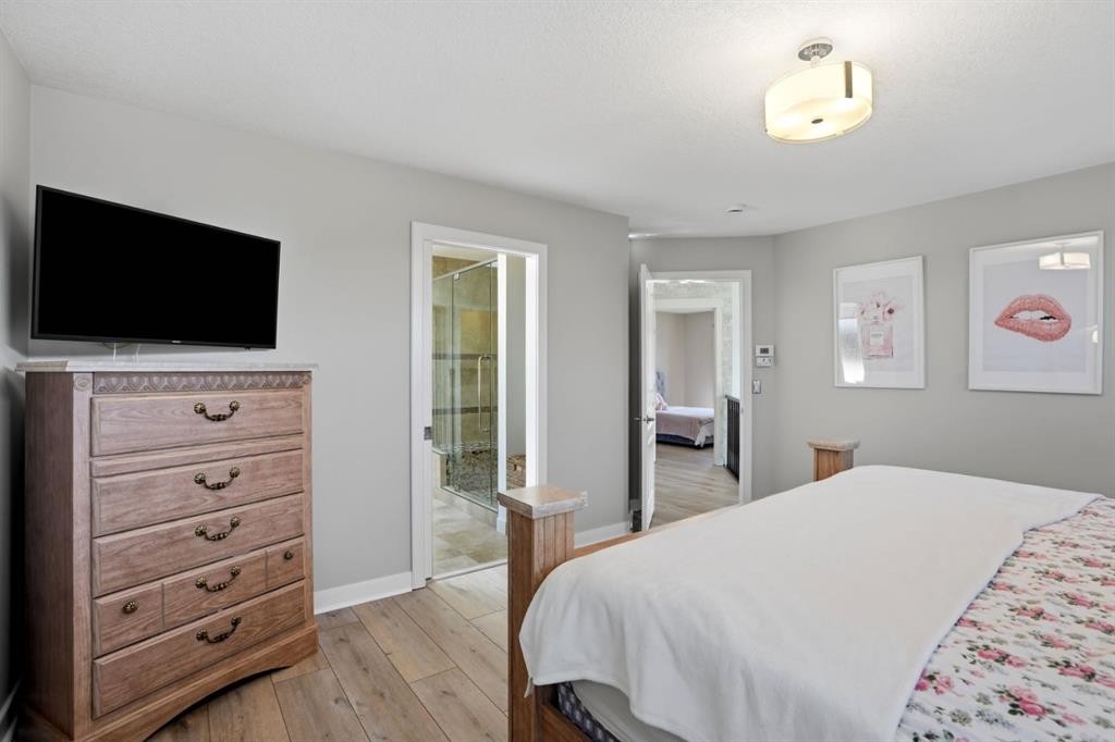 105 Cranridge Heights Se, Calgary, AB - Indoor Photo Showing Bedroom