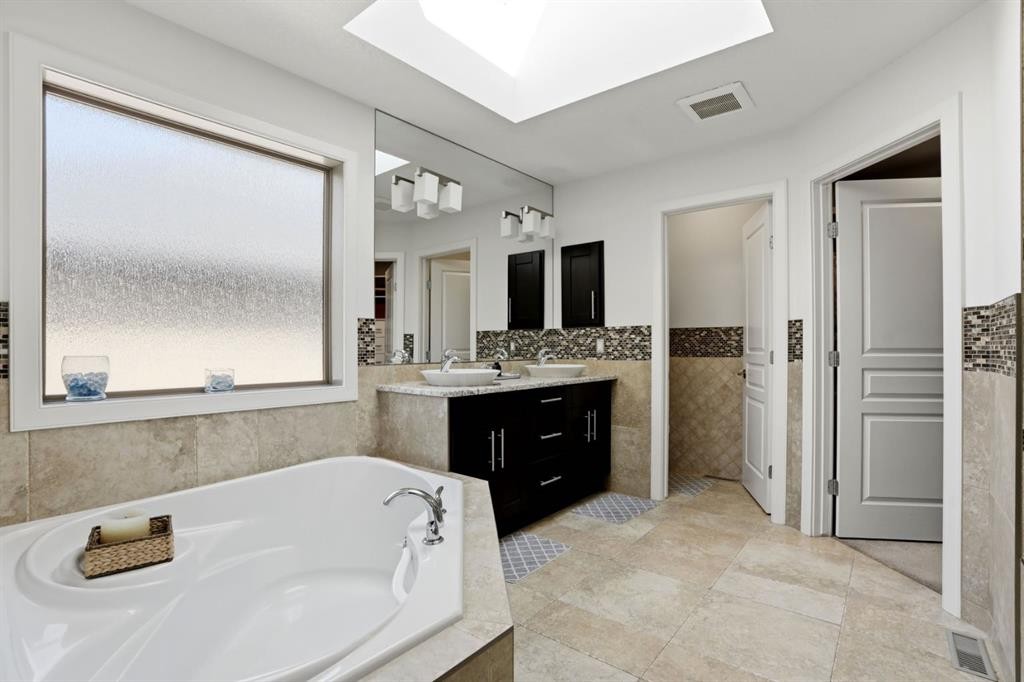 105 Cranridge Heights Se, Calgary, AB - Indoor Photo Showing Bathroom