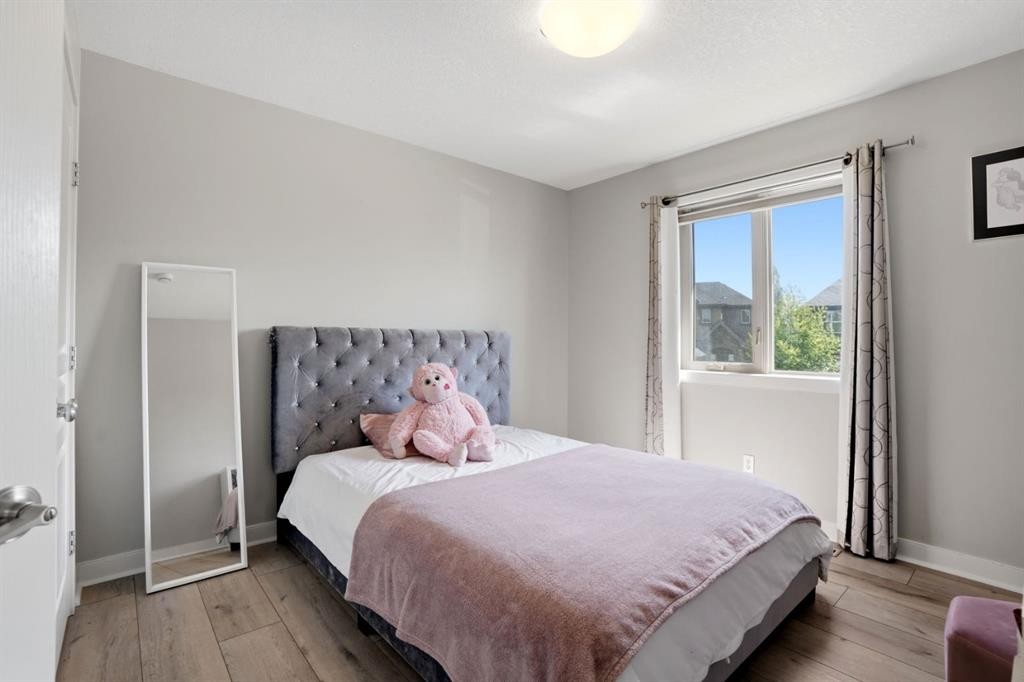 105 Cranridge Heights Se, Calgary, AB - Indoor Photo Showing Bedroom