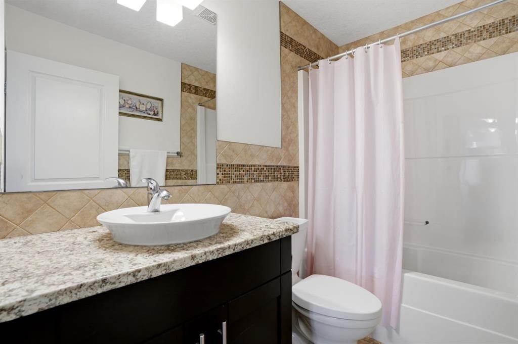 105 Cranridge Heights Se, Calgary, AB - Indoor Photo Showing Bathroom