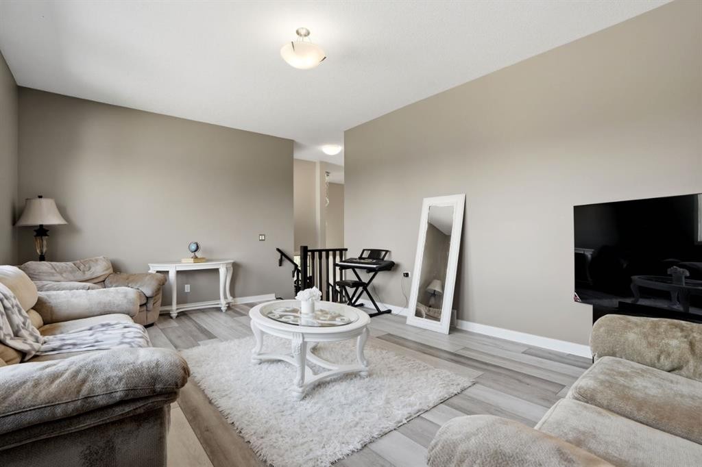 105 Cranridge Heights Se, Calgary, AB - Indoor Photo Showing Living Room