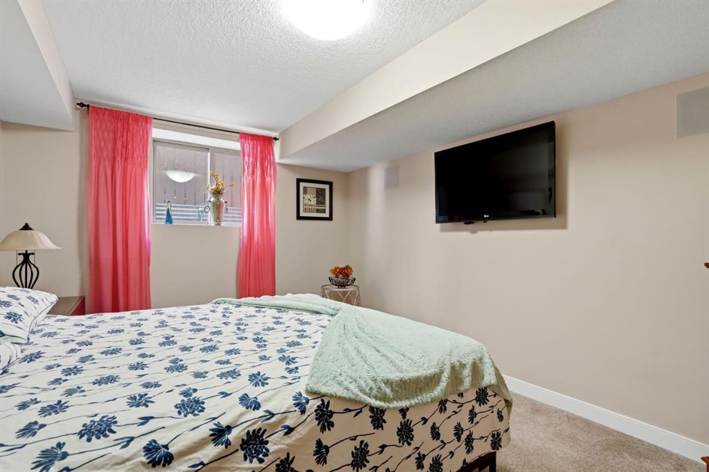 105 Cranridge Heights Se, Calgary, AB - Indoor Photo Showing Bedroom