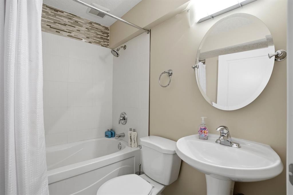 105 Cranridge Heights Se, Calgary, AB - Indoor Photo Showing Bathroom