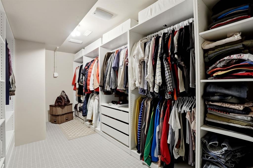 105 Cranridge Heights Se, Calgary, AB - Indoor With Storage