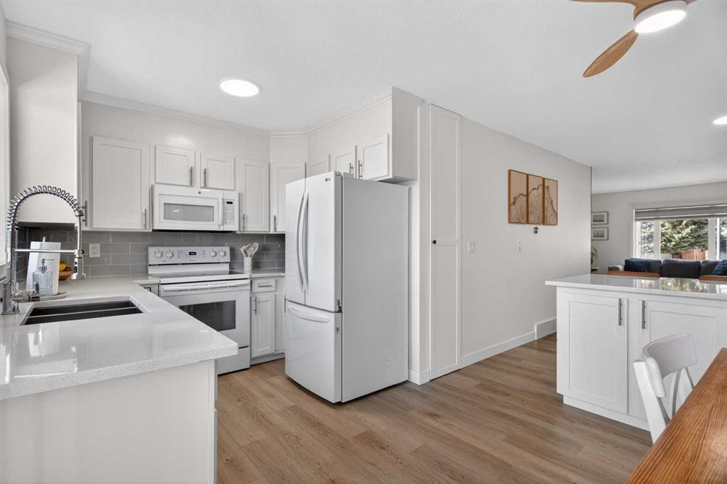 48 Shawcliffe Place, Calgary, AB - Indoor Photo Showing Kitchen With Double Sink