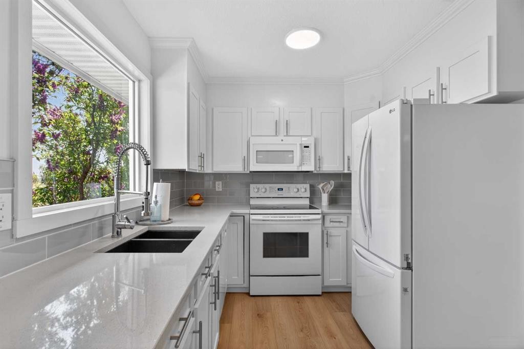 48 Shawcliffe Place, Calgary, AB - Indoor Photo Showing Kitchen With Double Sink