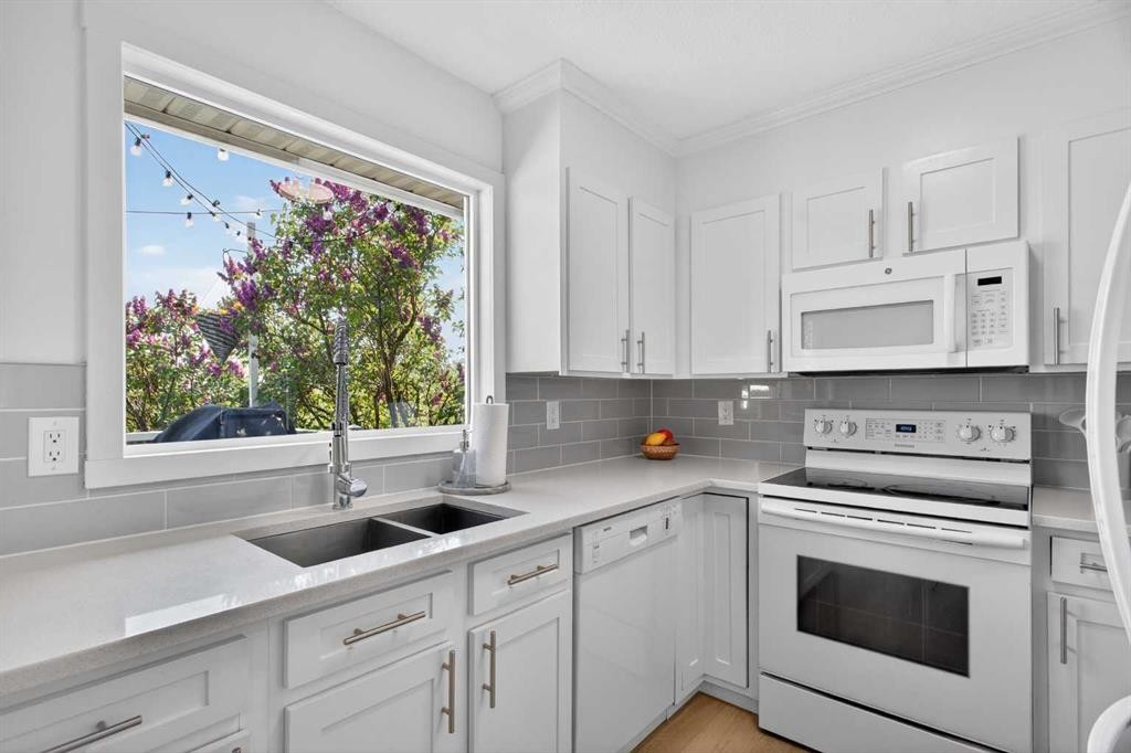 48 Shawcliffe Place, Calgary, AB - Indoor Photo Showing Kitchen With Double Sink