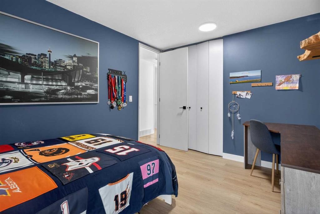 48 Shawcliffe Place, Calgary, AB - Indoor Photo Showing Bedroom
