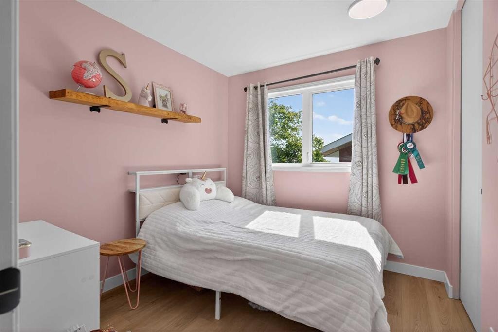 48 Shawcliffe Place, Calgary, AB - Indoor Photo Showing Bedroom