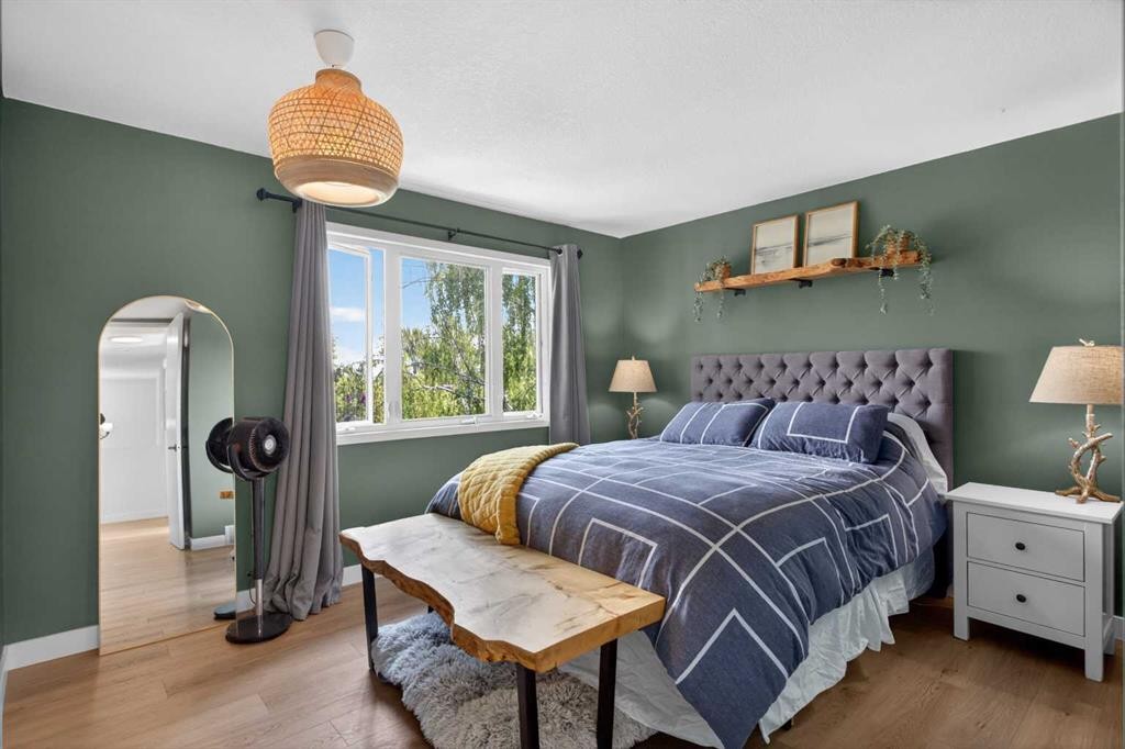 48 Shawcliffe Place, Calgary, AB - Indoor Photo Showing Bedroom