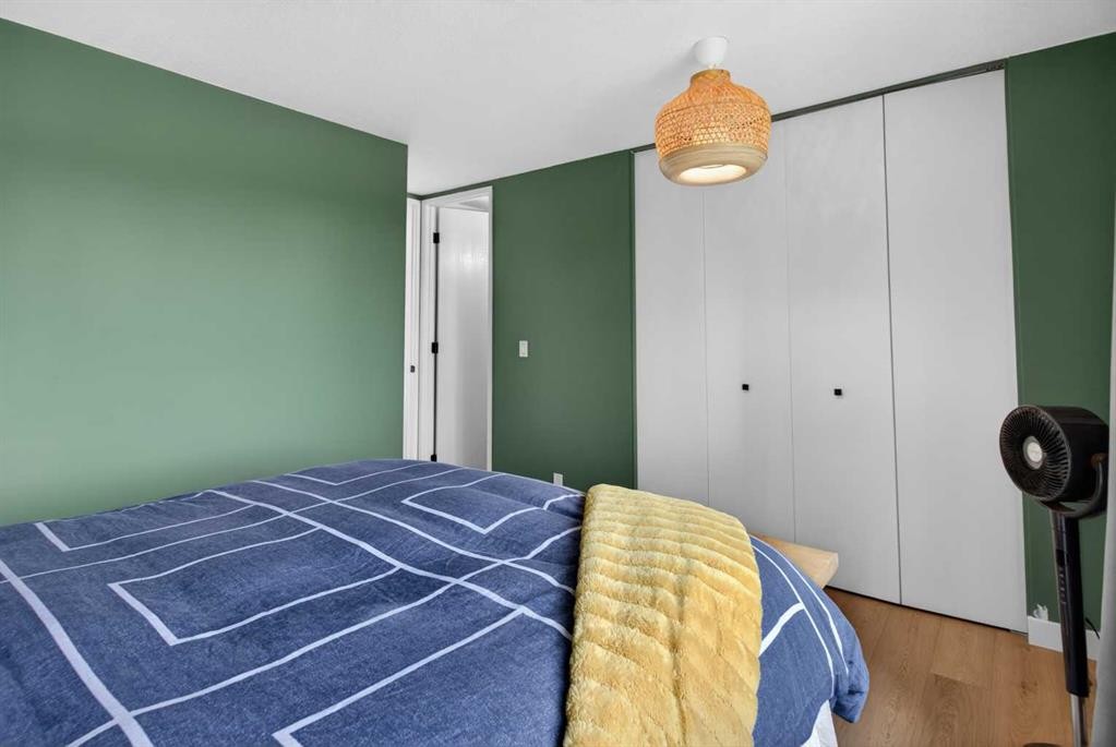 48 Shawcliffe Place, Calgary, AB - Indoor Photo Showing Bedroom