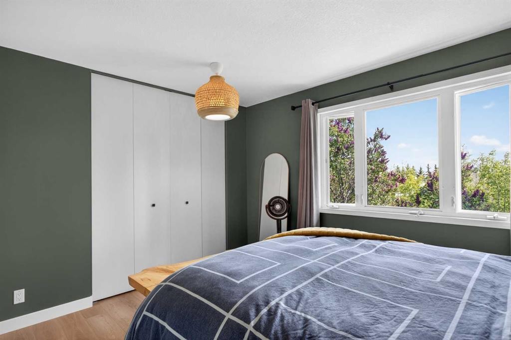 48 Shawcliffe Place, Calgary, AB - Indoor Photo Showing Bedroom
