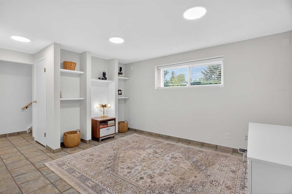 48 Shawcliffe Place, Calgary, AB - Indoor Photo Showing Other Room