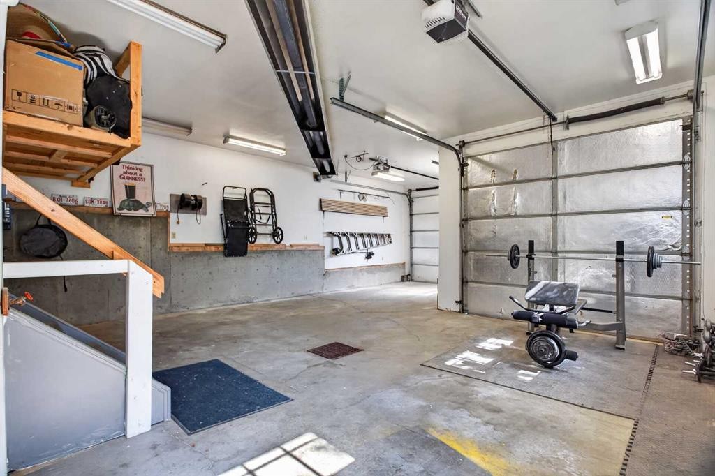 48 Shawcliffe Place, Calgary, AB - Indoor Photo Showing Garage