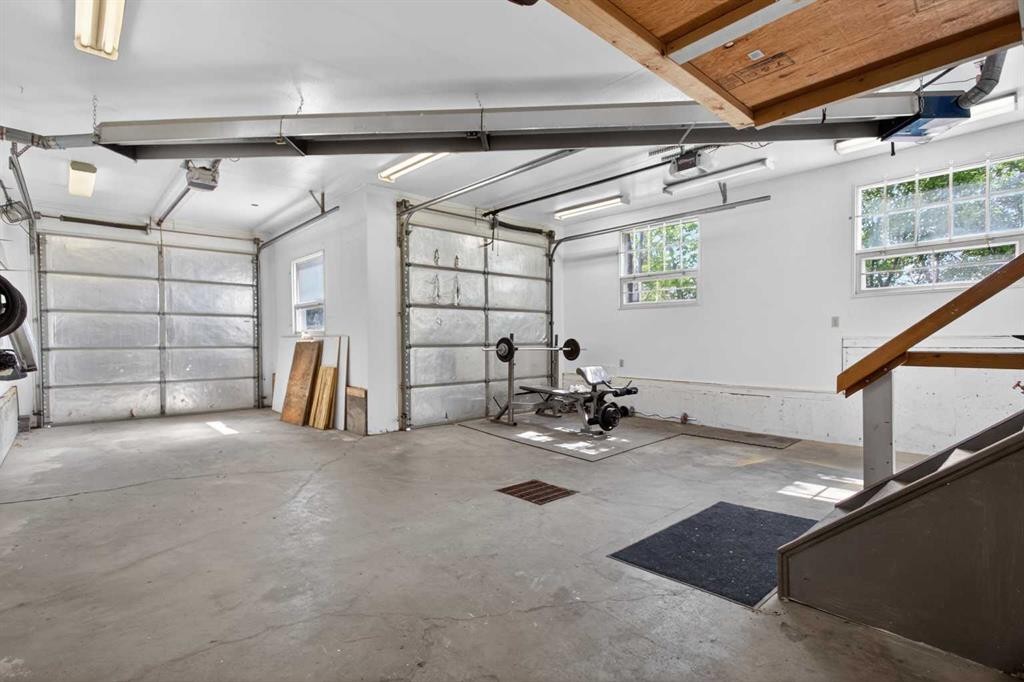 48 Shawcliffe Place, Calgary, AB - Indoor Photo Showing Garage