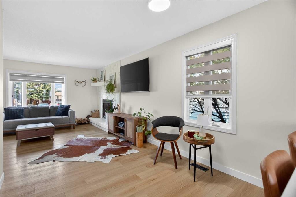48 Shawcliffe Place, Calgary, AB - Indoor Photo Showing Living Room