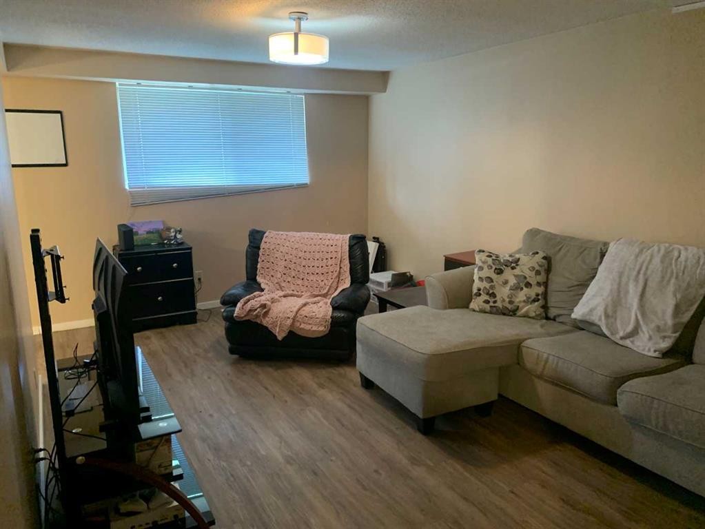 622 54 Avenue Sw, Calgary, AB - Indoor Photo Showing Living Room