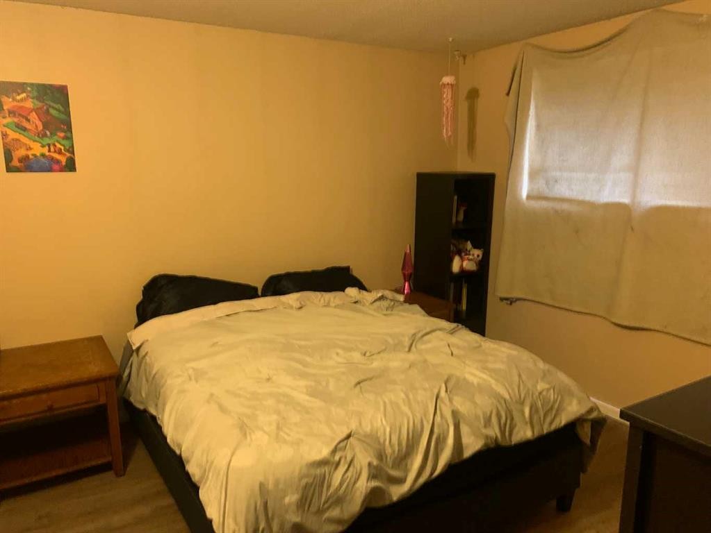 622 54 Avenue Sw, Calgary, AB - Indoor Photo Showing Bedroom