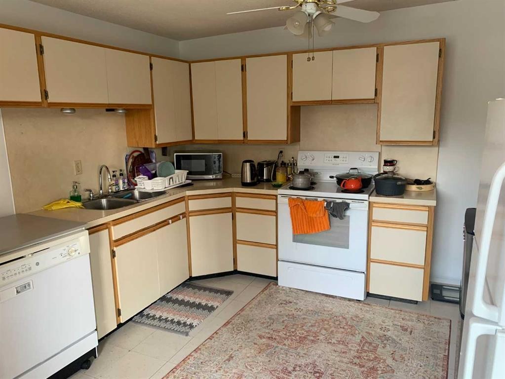 622 54 Avenue Sw, Calgary, AB - Indoor Photo Showing Kitchen With Double Sink