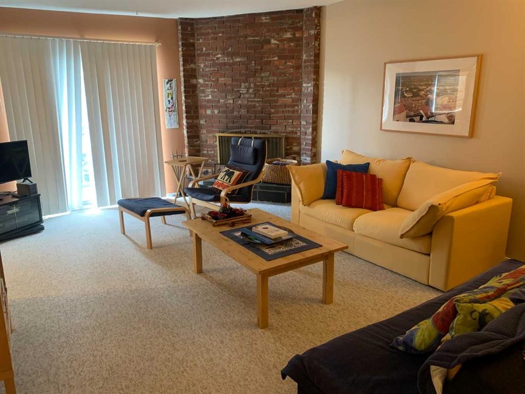 622 54 Avenue Sw, Calgary, AB - Indoor Photo Showing Living Room