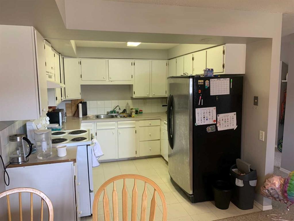 622 54 Avenue Sw, Calgary, AB - Indoor Photo Showing Kitchen With Double Sink