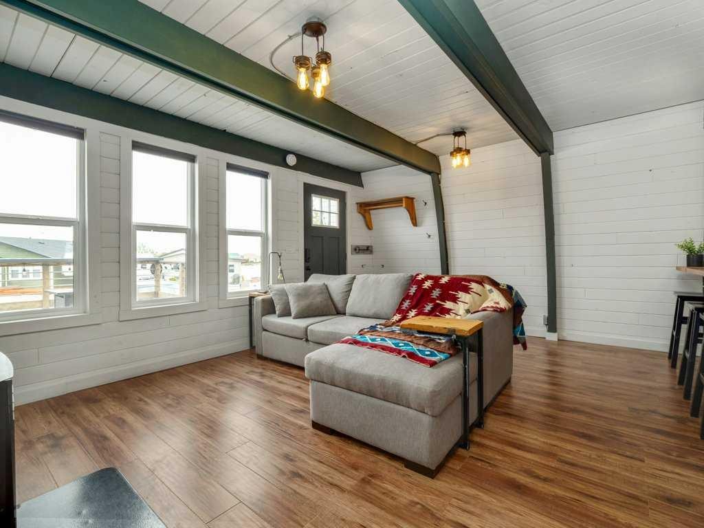 35 Mount Vista Drive, Hill Spring, AB - Indoor Photo Showing Living Room